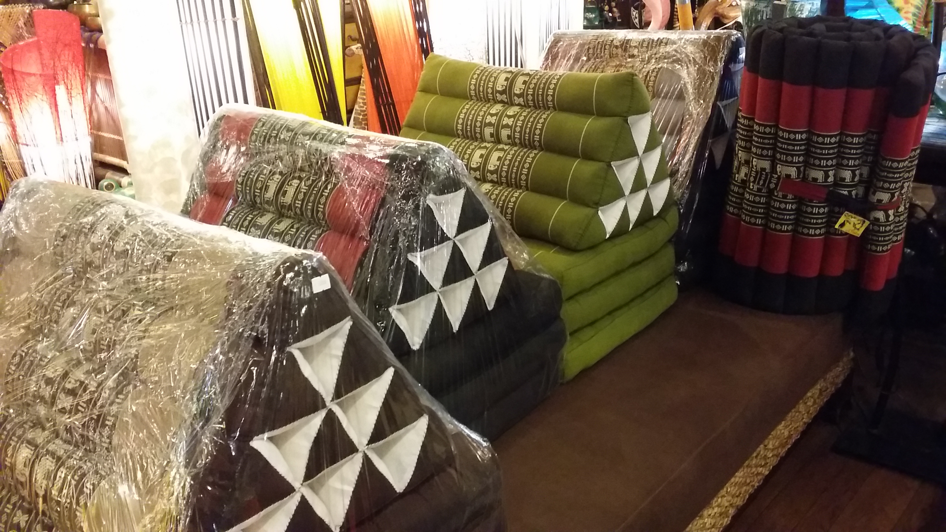 新入荷！便利なタイの三角枕クッション！ – 福岡のアジアン雑貨エスニックマーケット ＢＡＧＵＳ バグース