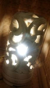 ライムストーンの透かし彫りのランプ